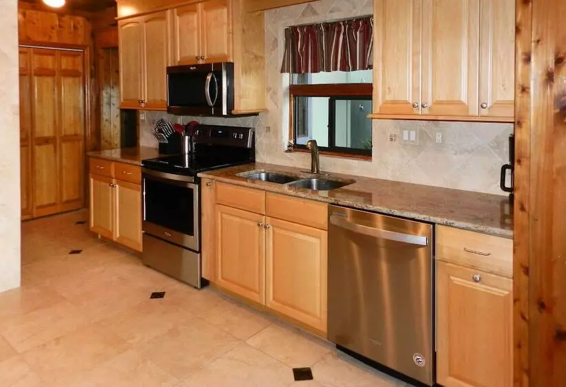 Lakefront Home W/ Game Room, Kayaks, & Fire Pit