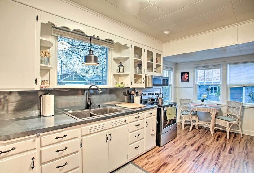 Whimsical Coeur D Alene Escape, Walk To Beach!