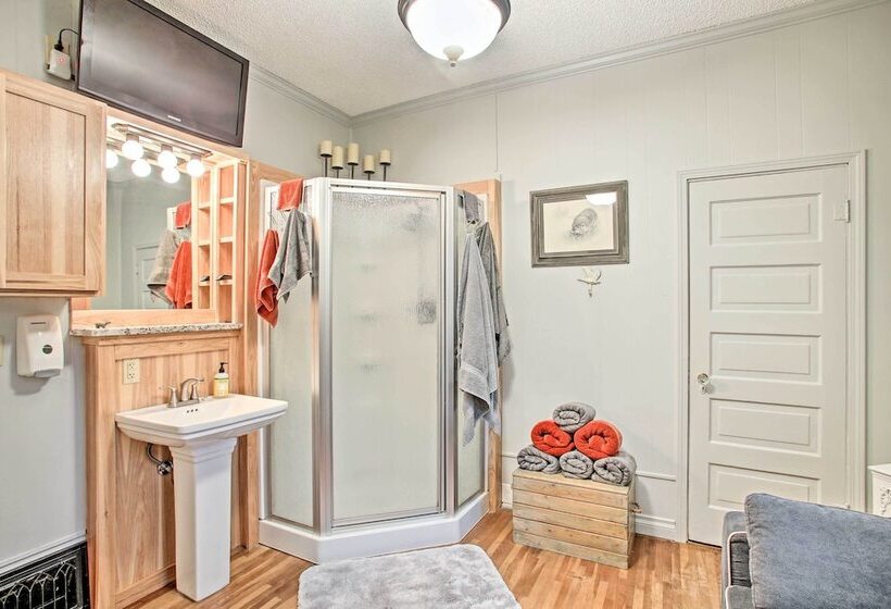 Whimsical Coeur D Alene Escape, Walk To Beach!