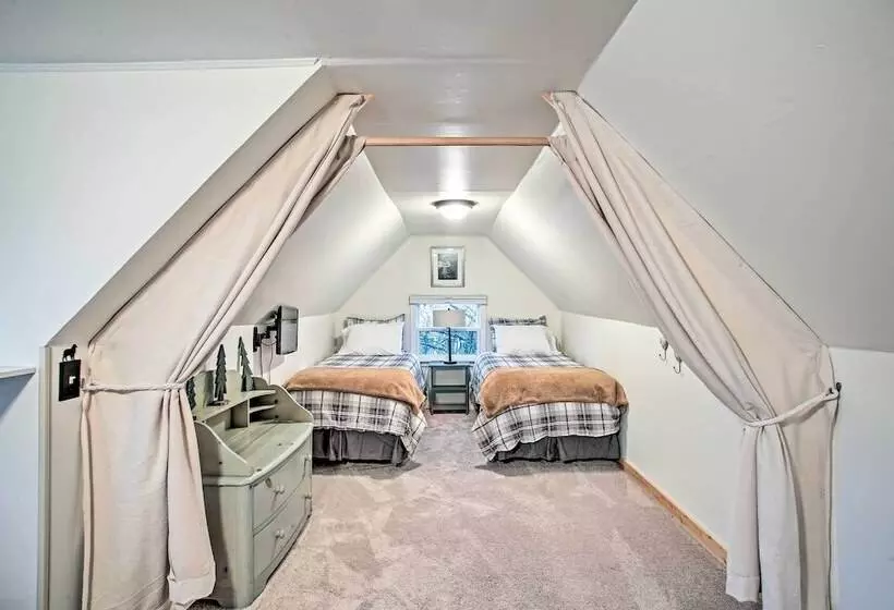 Whimsical Coeur D Alene Escape, Walk To Beach!
