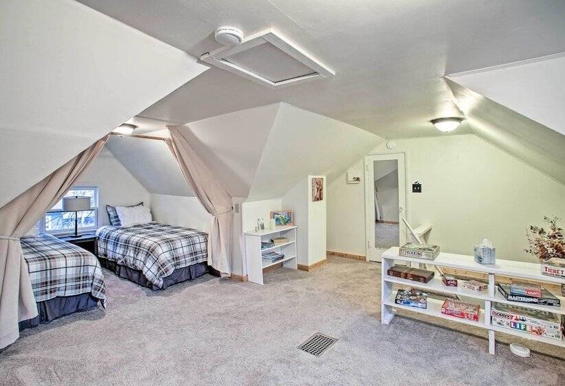 Whimsical Coeur D Alene Escape, Walk To Beach!