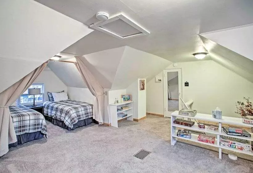 Whimsical Coeur D Alene Escape, Walk To Beach!