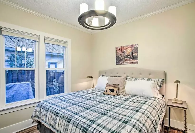 Whimsical Coeur D Alene Escape, Walk To Beach!