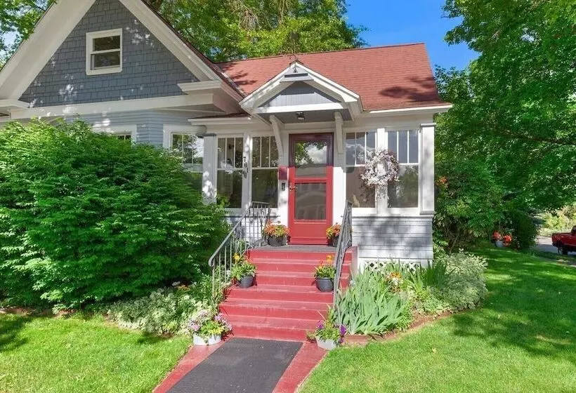 Whimsical Coeur D Alene Escape, Walk To Beach!