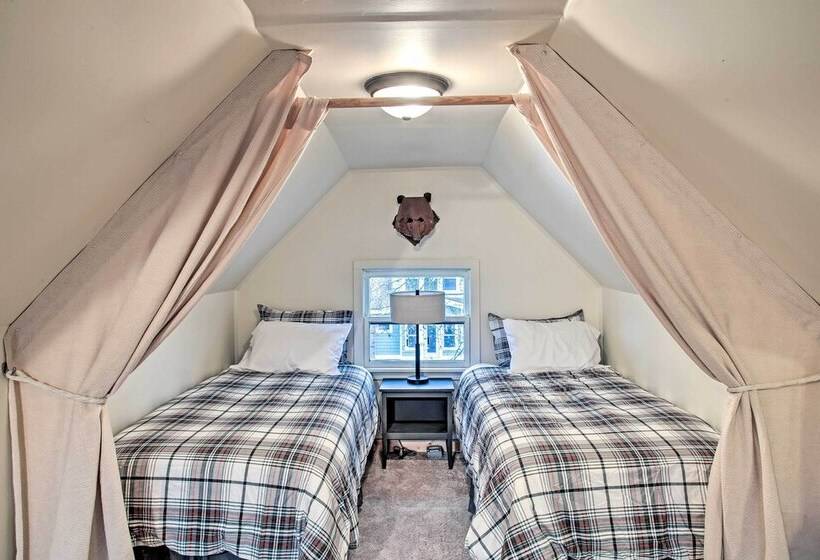 Whimsical Coeur D Alene Escape, Walk To Beach!