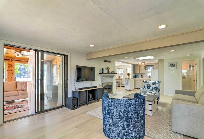 Charming West Yarmouth Home ~ 2 Mi To Beach!