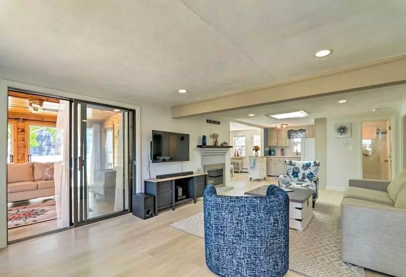 Charming West Yarmouth Home ~ 2 Mi To Beach!