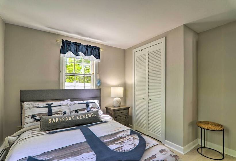 Charming West Yarmouth Home ~ 2 Mi To Beach!