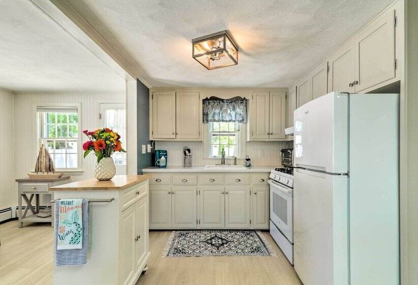 Charming West Yarmouth Home ~ 2 Mi To Beach!