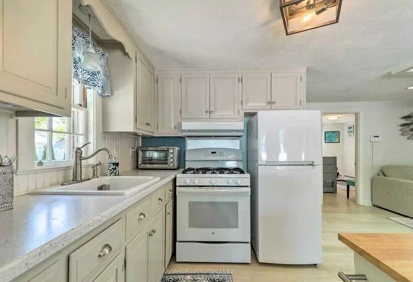 Charming West Yarmouth Home ~ 2 Mi To Beach!