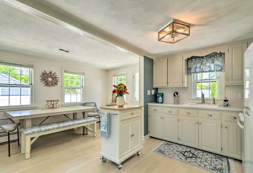 Charming West Yarmouth Home ~ 2 Mi To Beach!