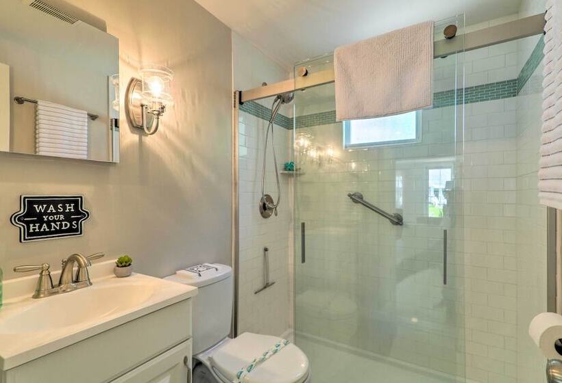 Charming West Yarmouth Home ~ 2 Mi To Beach!