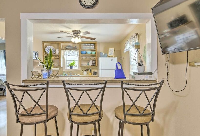 Fire Pit & Grill: Fishing Cottage In Aransas Pass!