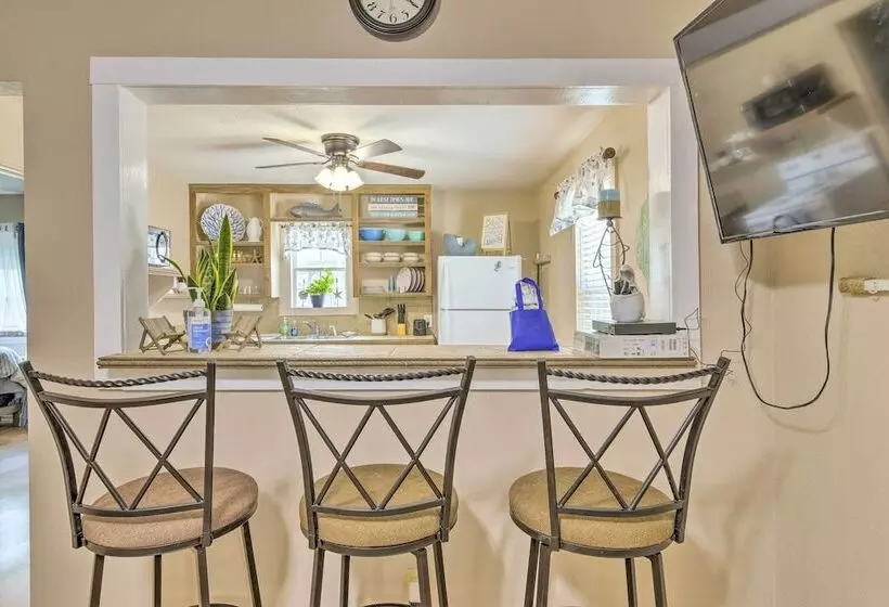 Fire Pit & Grill: Fishing Cottage In Aransas Pass!