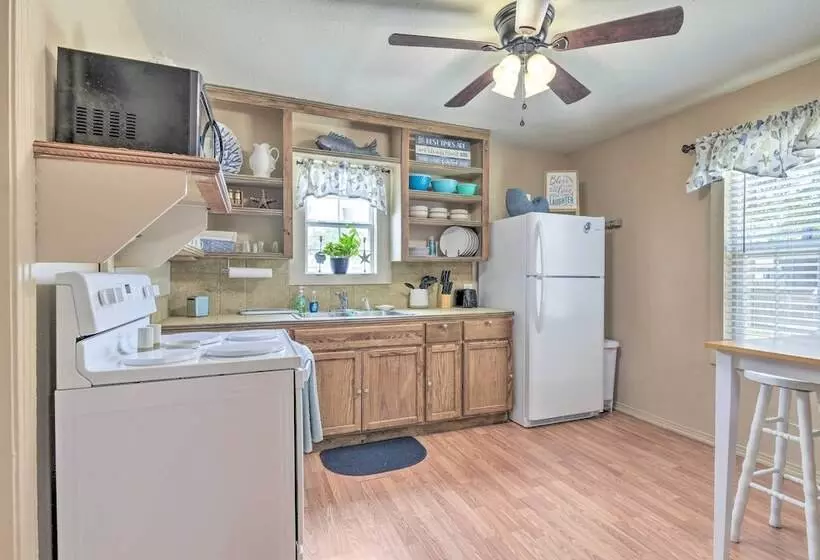 Fire Pit & Grill: Fishing Cottage In Aransas Pass!