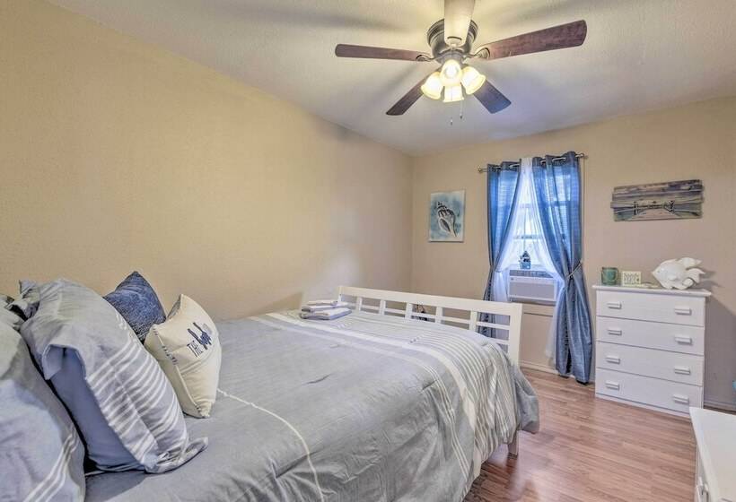 Fire Pit & Grill: Fishing Cottage In Aransas Pass!