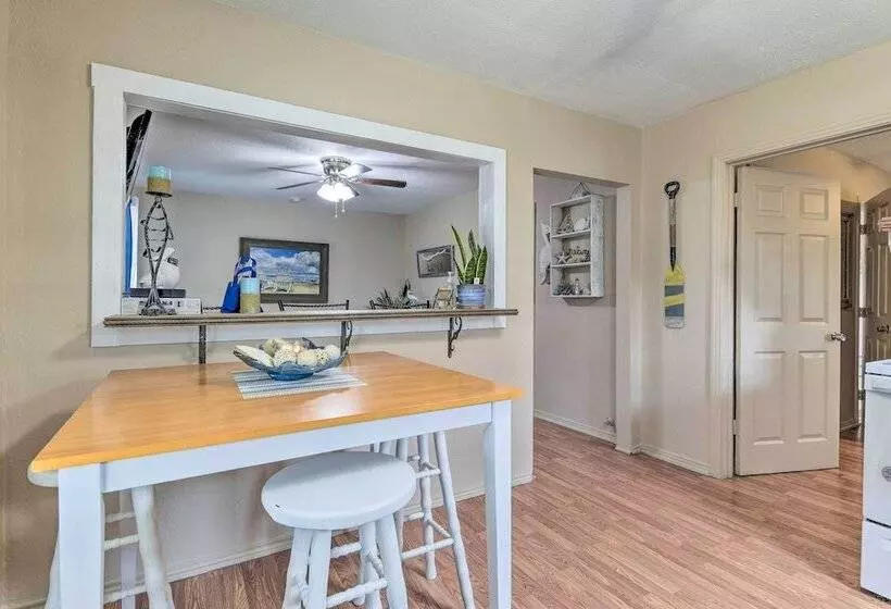 Fire Pit & Grill: Fishing Cottage In Aransas Pass!