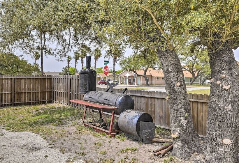 Fire Pit & Grill: Fishing Cottage In Aransas Pass!