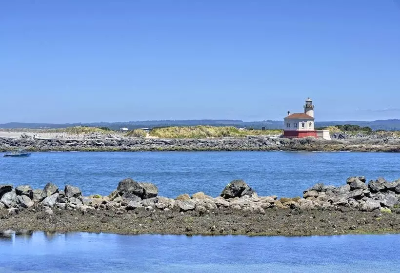 Bandon Home W/ Patio, Steps To South Jetty Park