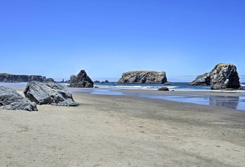 Bandon Home W/ Patio, Steps To South Jetty Park