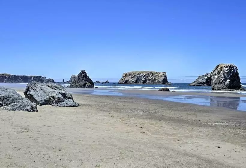 Bandon Home W/ Patio, Steps To South Jetty Park
