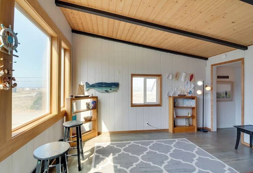 Bandon Home W/ Patio, Steps To South Jetty Park