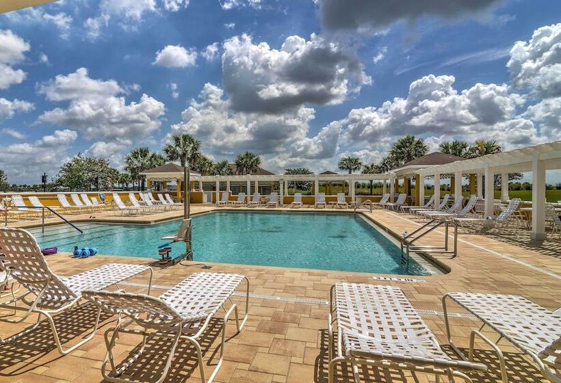 Bright Florida Home Near Tons Of Golf Courses