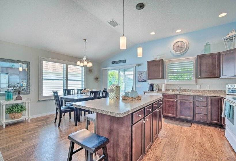 Bright Florida Home Near Tons Of Golf Courses