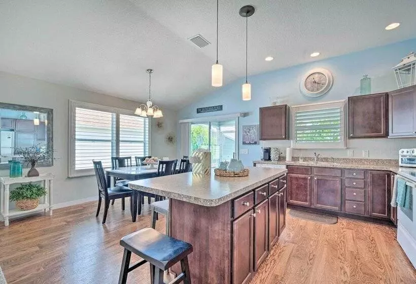 Bright Florida Home Near Tons Of Golf Courses