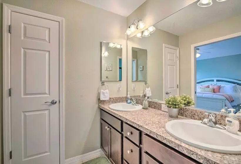 Bright Florida Home Near Tons Of Golf Courses