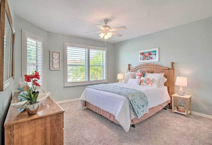 Bright Florida Home Near Tons Of Golf Courses