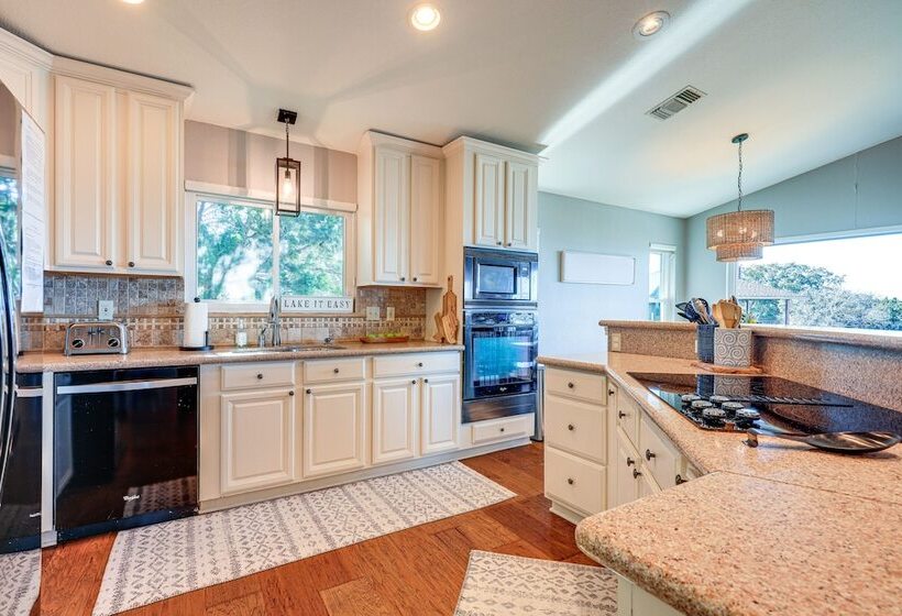 Canyon Lake Retreat W/ Hot Tub, Decks & Lake Views