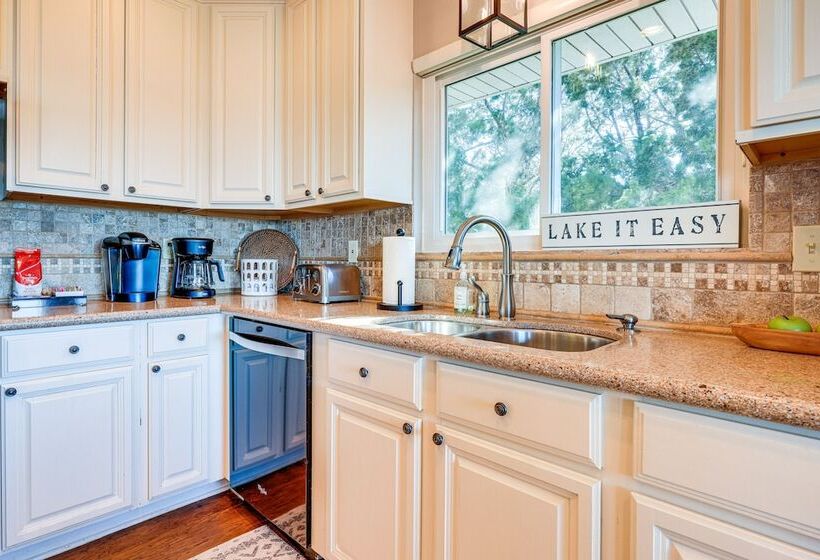 Canyon Lake Retreat W/ Hot Tub, Decks & Lake Views