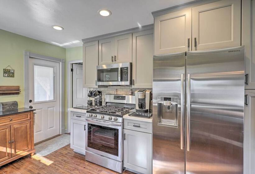 Charming Craftsman Cottage With Garden & Hot Tub!