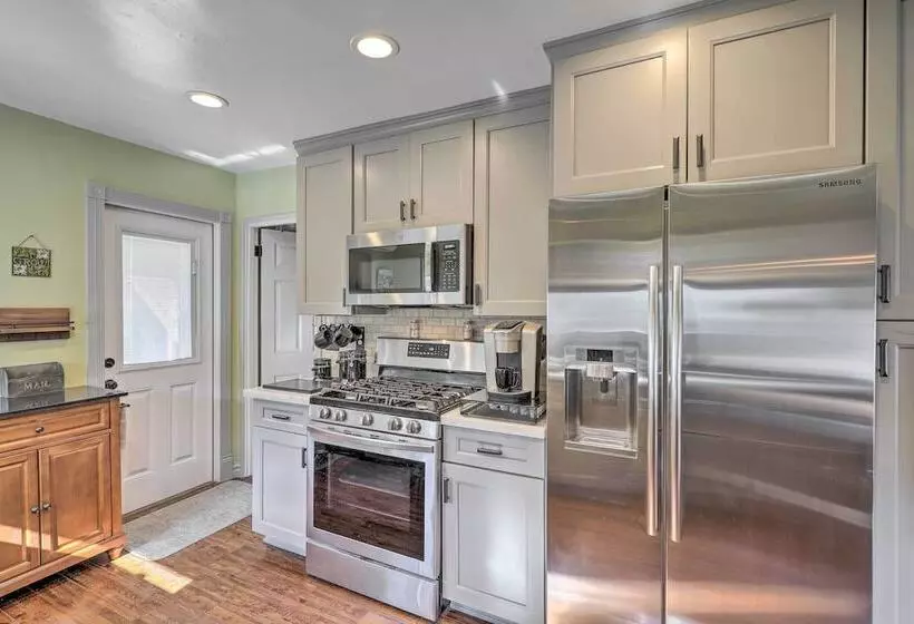 Charming Craftsman Cottage With Garden & Hot Tub!