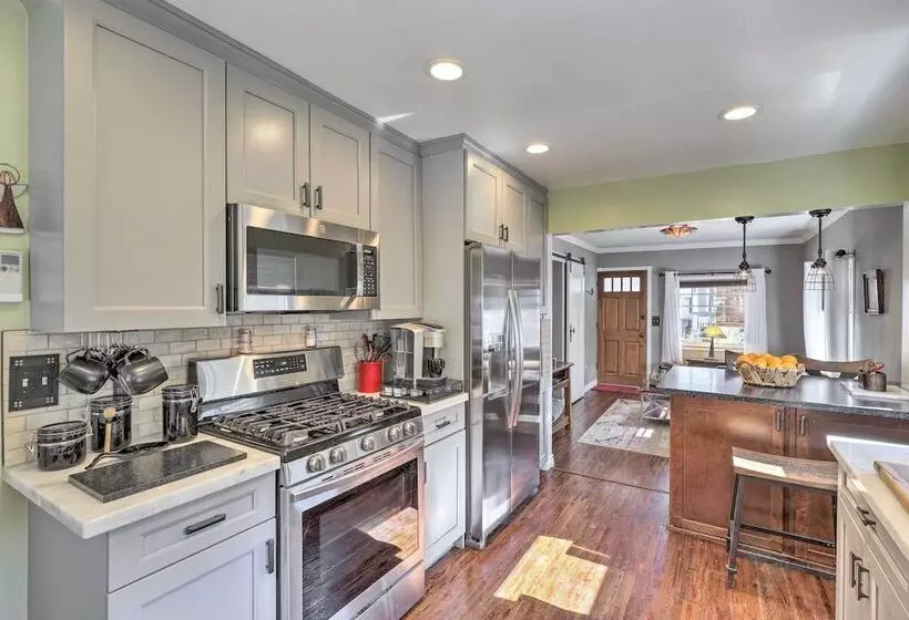 Charming Craftsman Cottage With Garden & Hot Tub!