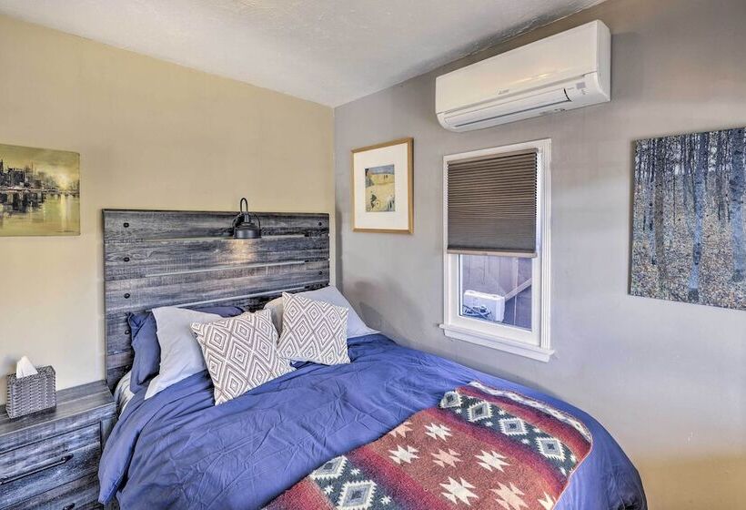 Charming Craftsman Cottage With Garden & Hot Tub!