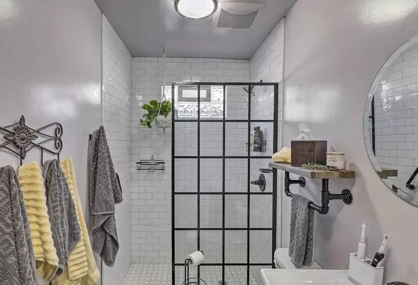 Charming Craftsman Cottage With Garden & Hot Tub!