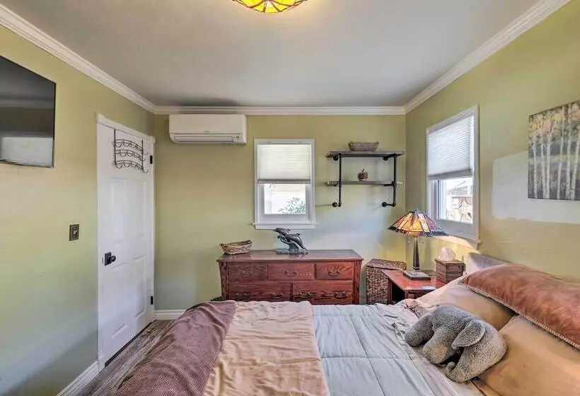 Charming Craftsman Cottage With Garden & Hot Tub!