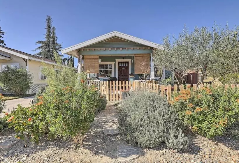 Charming Craftsman Cottage With Garden & Hot Tub!