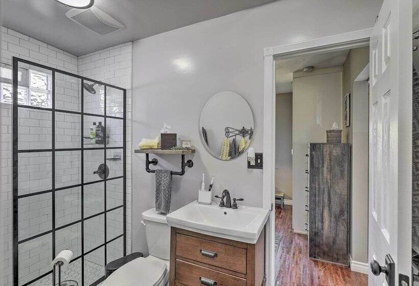 Charming Craftsman Cottage With Garden & Hot Tub!