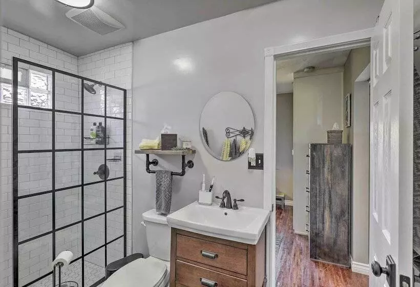 Charming Craftsman Cottage With Garden & Hot Tub!