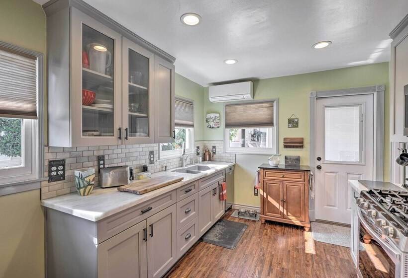 Charming Craftsman Cottage With Garden & Hot Tub!