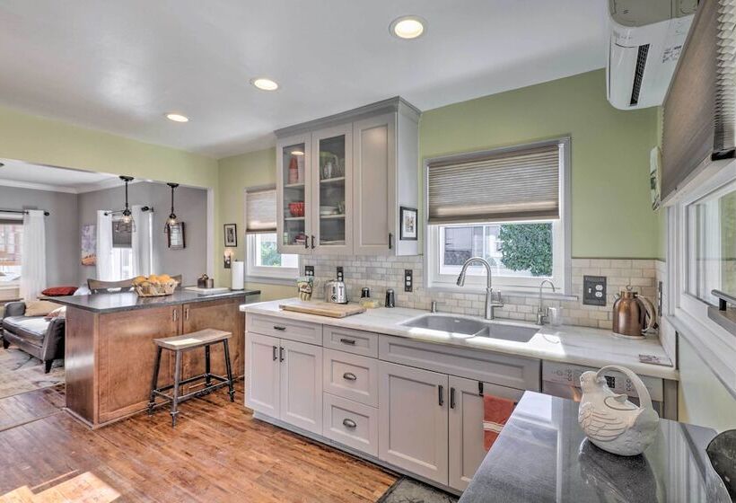 Charming Craftsman Cottage With Garden & Hot Tub!