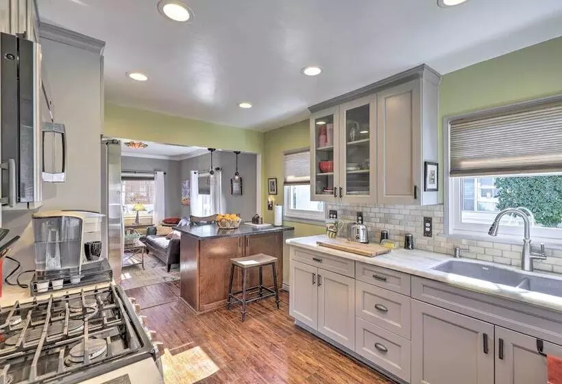 Charming Craftsman Cottage With Garden & Hot Tub!