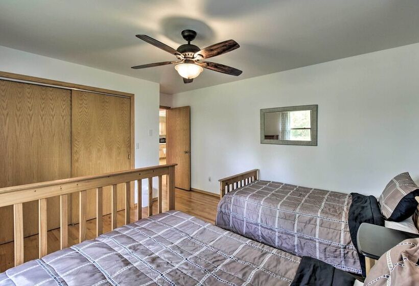 Charming Neenah House W/ Porch On Lake Winnebago!