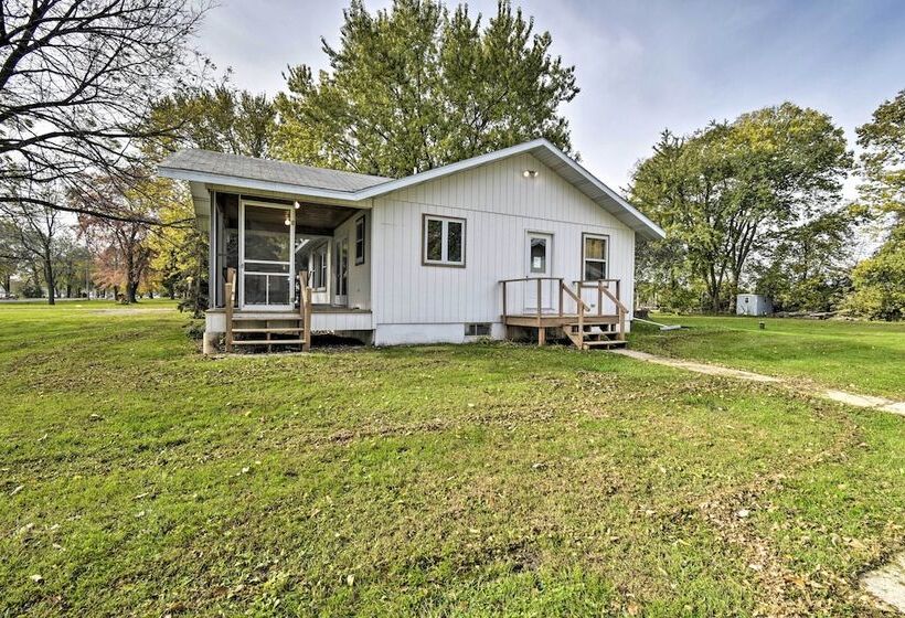 Charming Neenah House W/ Porch On Lake Winnebago!