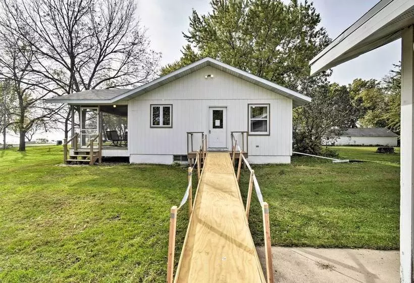 Charming Neenah House W/ Porch On Lake Winnebago!