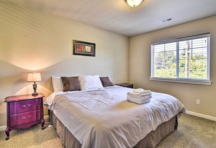 Portland Home W/ Private Hot Tub: 9 Mi To Downtown