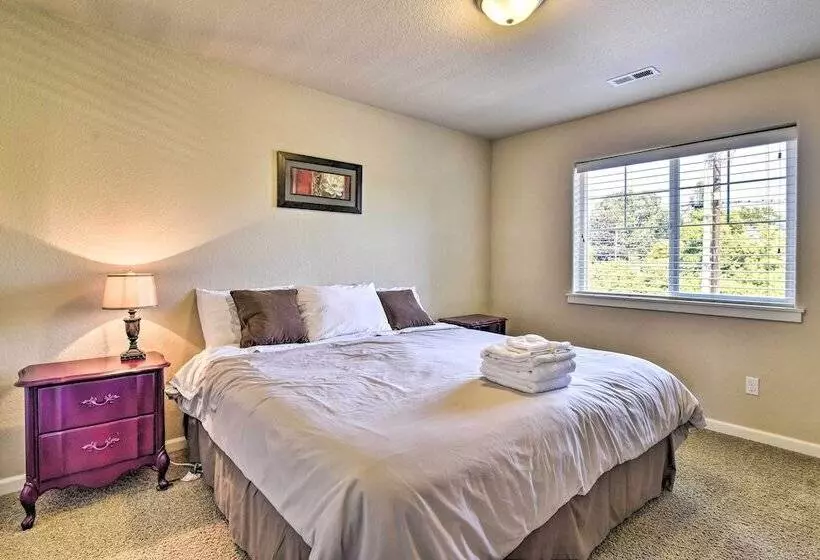 Portland Home W/ Private Hot Tub: 9 Mi To Downtown
